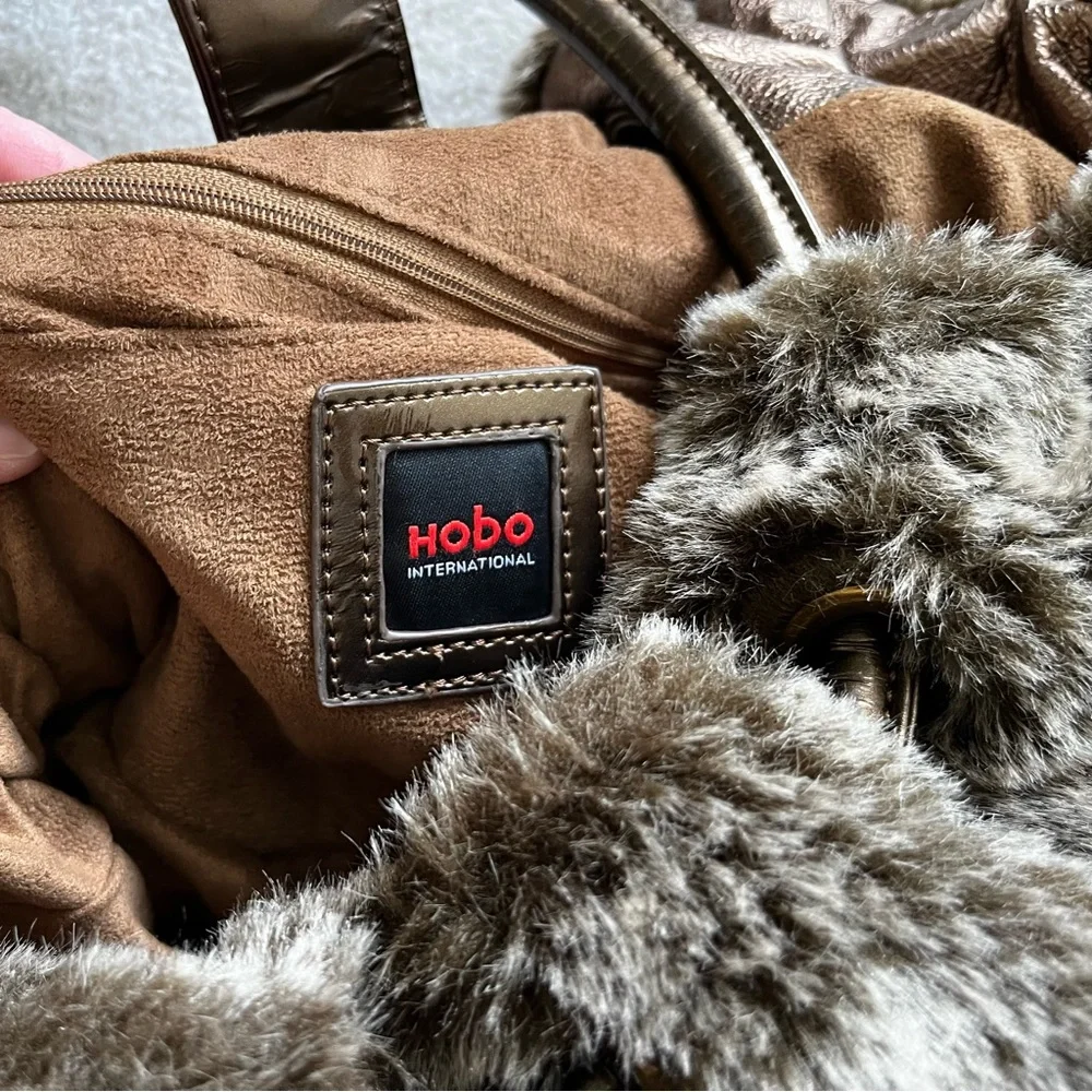 HOBO INTERNATIONAL DRESSED TO CHILL FAUX FUR BAG MODERN CHIC BOHO TRENDY - Picture 4 of 11